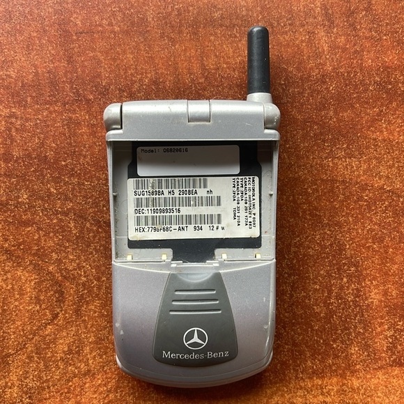 Vintage Mercedes-Benz Motorola Timeport Cell Phone sold as is. Preowned - Picture 2 of 12